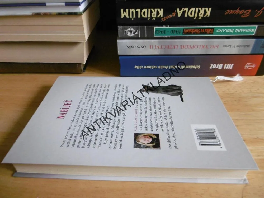NABÍJEČ, ALICE CLAYTONOVÁ,**an 