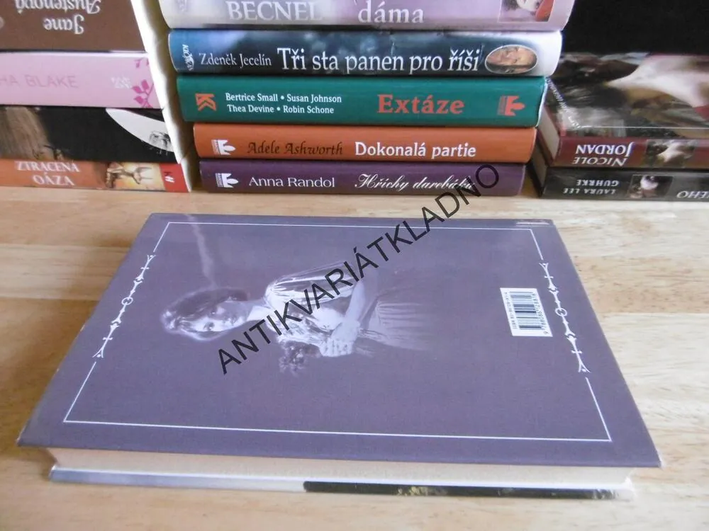 PÍSEŇ SIRÉNY, PHILIPPA CARR, **an