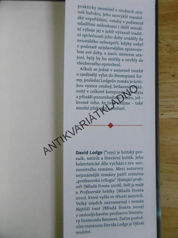 VÝKVĚT MUŽSTVÍ, DAVID LODGE, **an