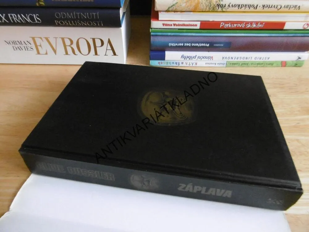 ZÁPLAVA, CLIVE CUSSLER, **an