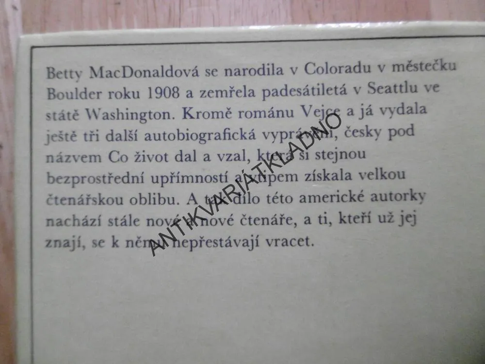 VEJCE A JÁ, BETTY MACDONALDOVÁ, **an