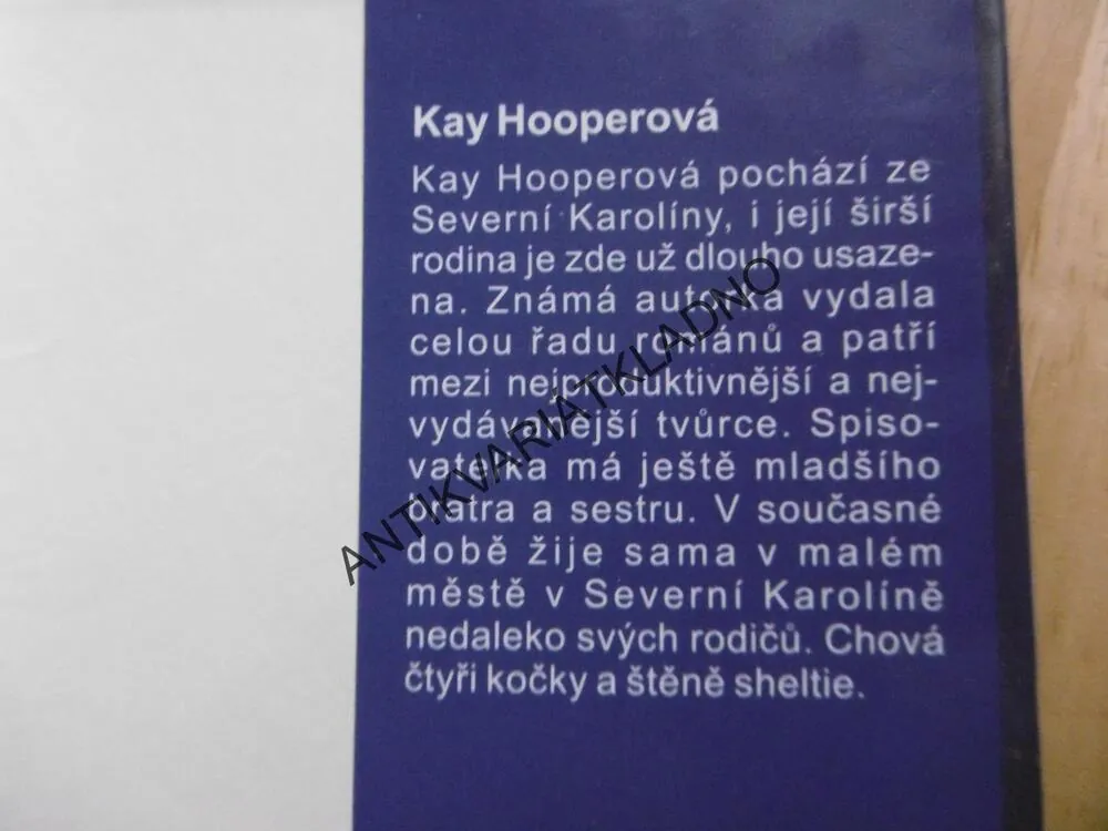 ÚTĚK ZE STÍNU, KAY HOOPER, **an