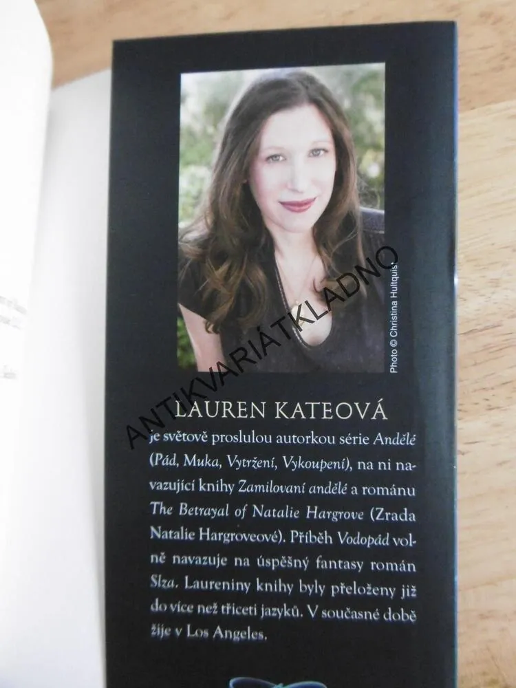 VODOPÁD, LAUREN KATEOVÁ, **an