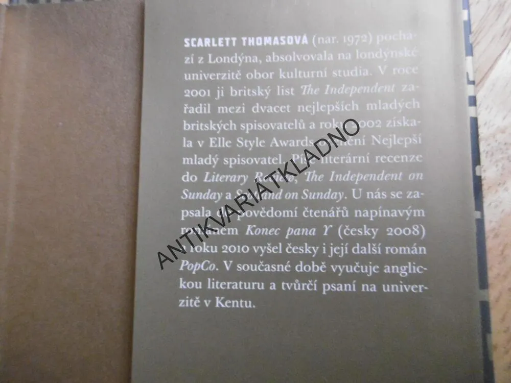 NÁŠ TRAGICKÝ VESMÍR, SCARLETT THOMASOVÁ, **an