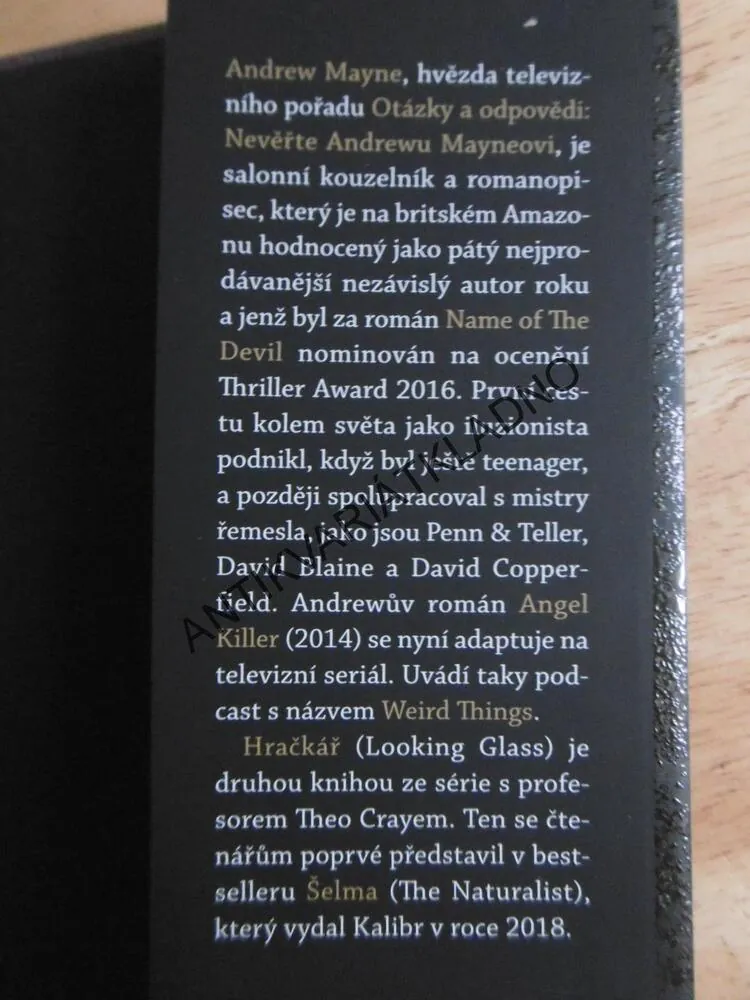 HRAČKÁŘ, ANDREW MAYNE, **an