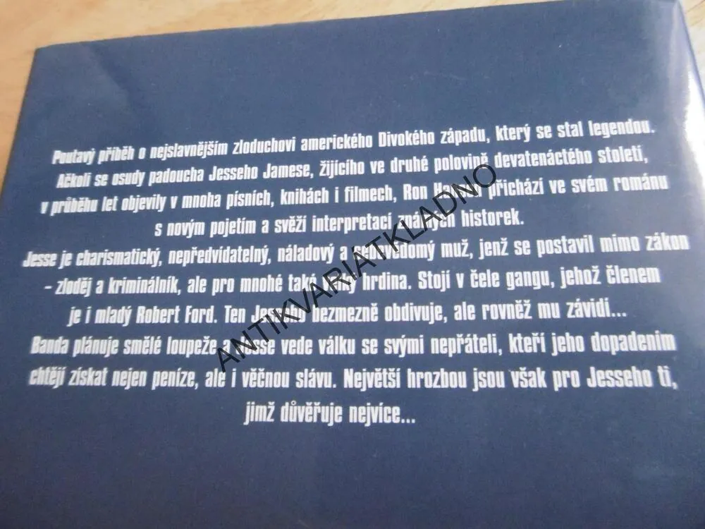 ZABITÍ JESSEHO JAMESE ZBABĚLCEM ROBERTEM FORDEM, RON HANSEN, **an