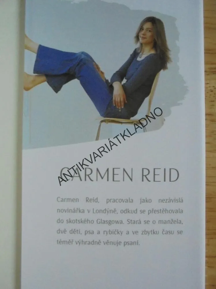 PARTY HOLKA, TAJNOSTI V DÍVČÍ ŠKOLE, CARMEN REID, **an