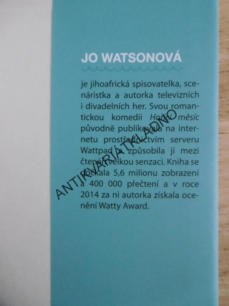 HOŘÍCÍ MĚSÍC, JO WATSONOVÁ, **an
