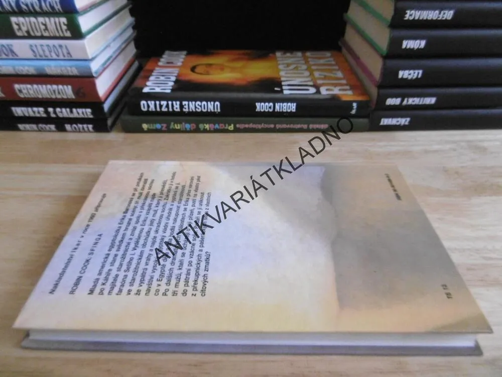 HOREČKA, ROBIN COOK, **an