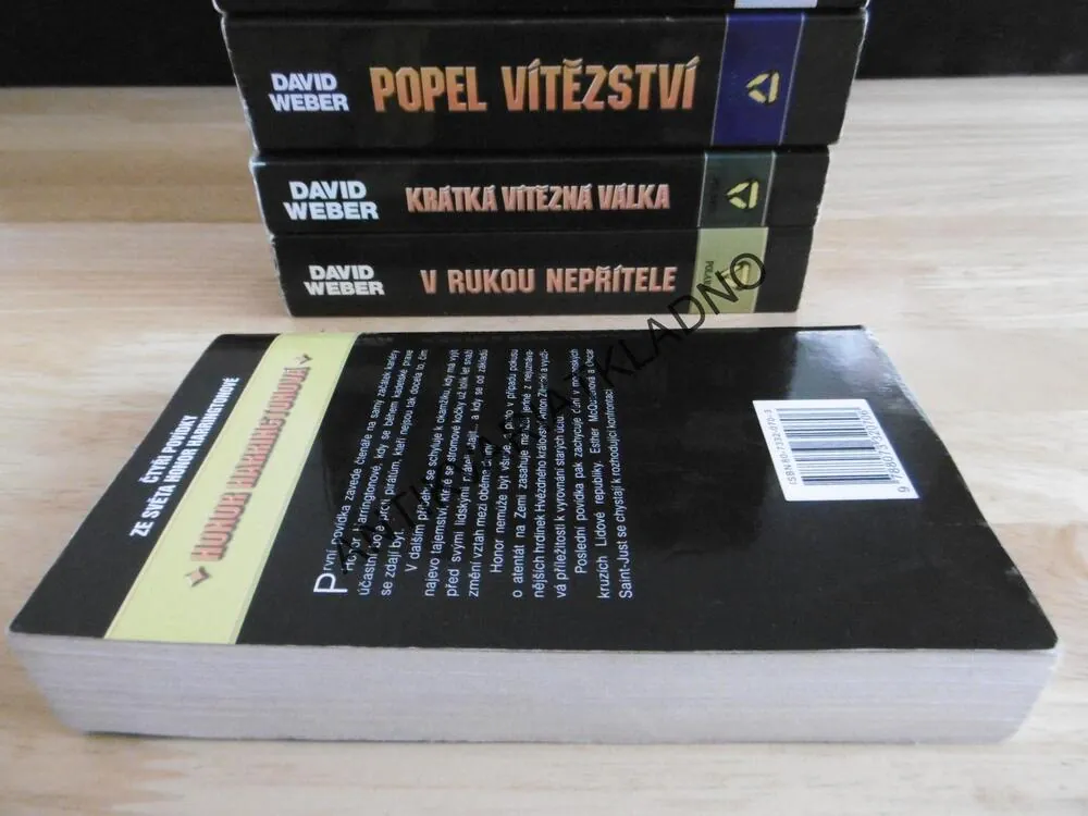 MĚNITELKA SVĚTŮ, DAVID WEBER, **an