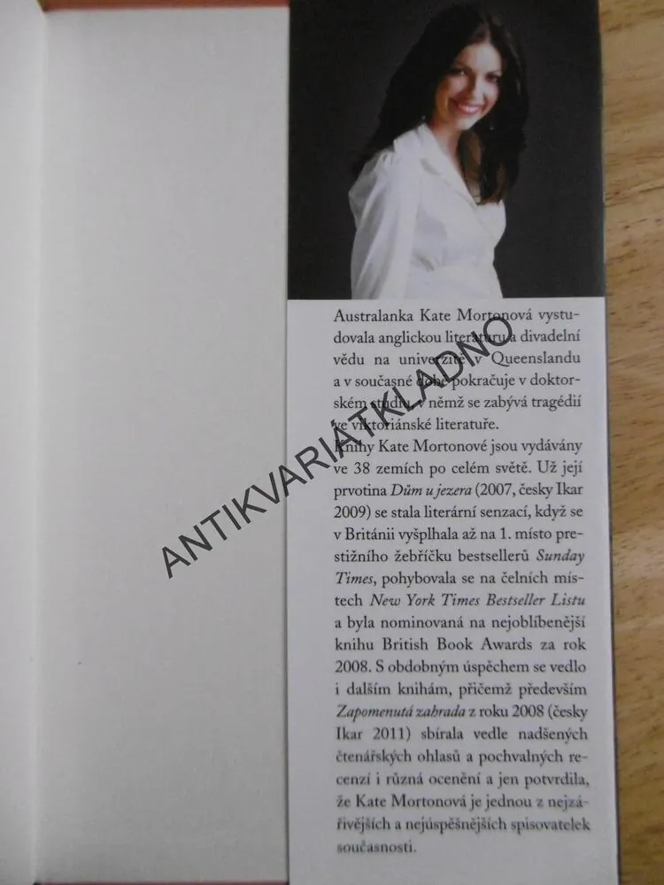 ŠEPOT VZDÁLENÝCH CHVIL, KATE MORTONOVÁ, **an