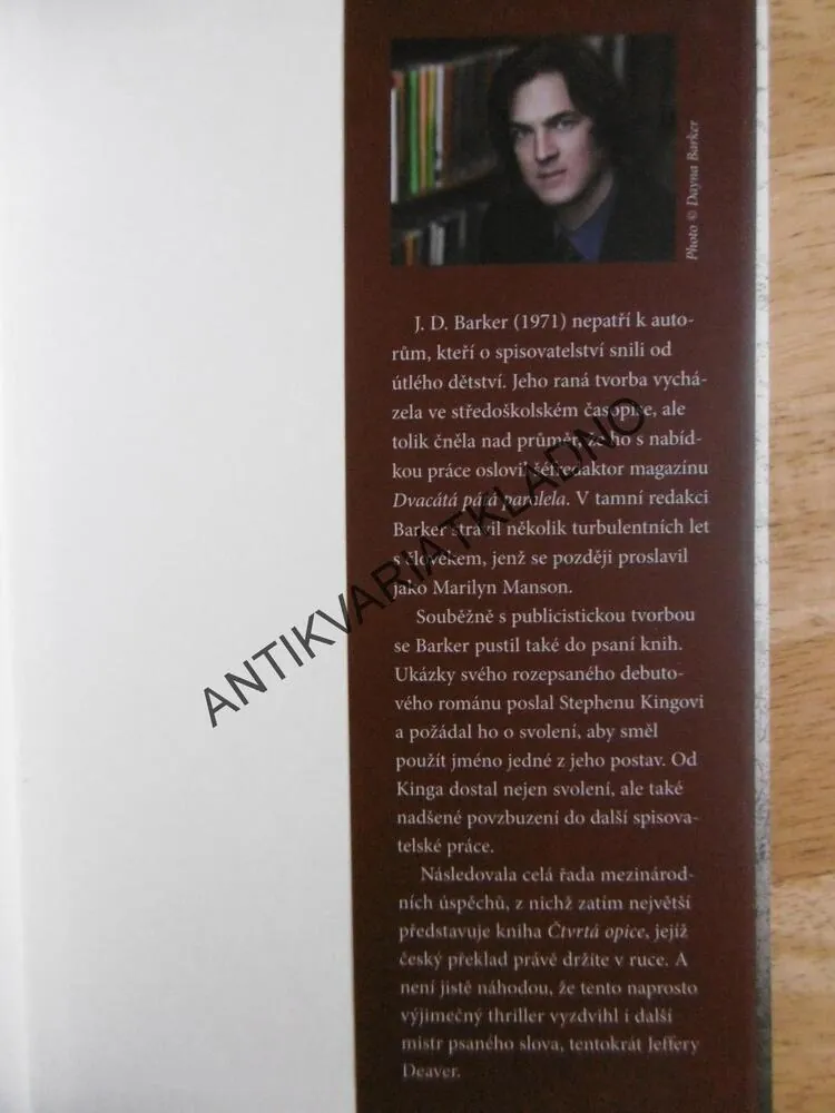 ČTVRTÁ OPICE, J.D. BARKER, **an