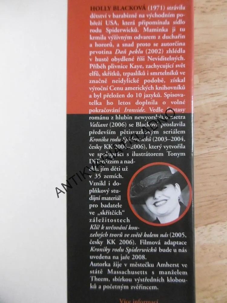 DAŇ PEKLU, HOLLY BLACKOVÁ, **an