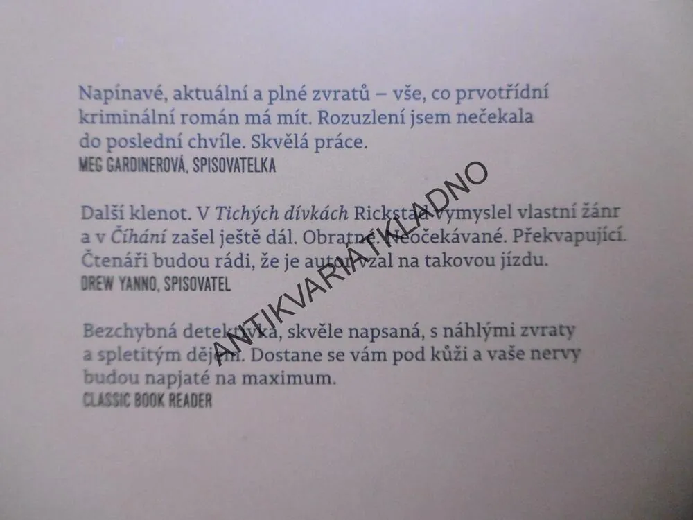 ČÍHÁNÍ, ERIC RICKSTAD, **an