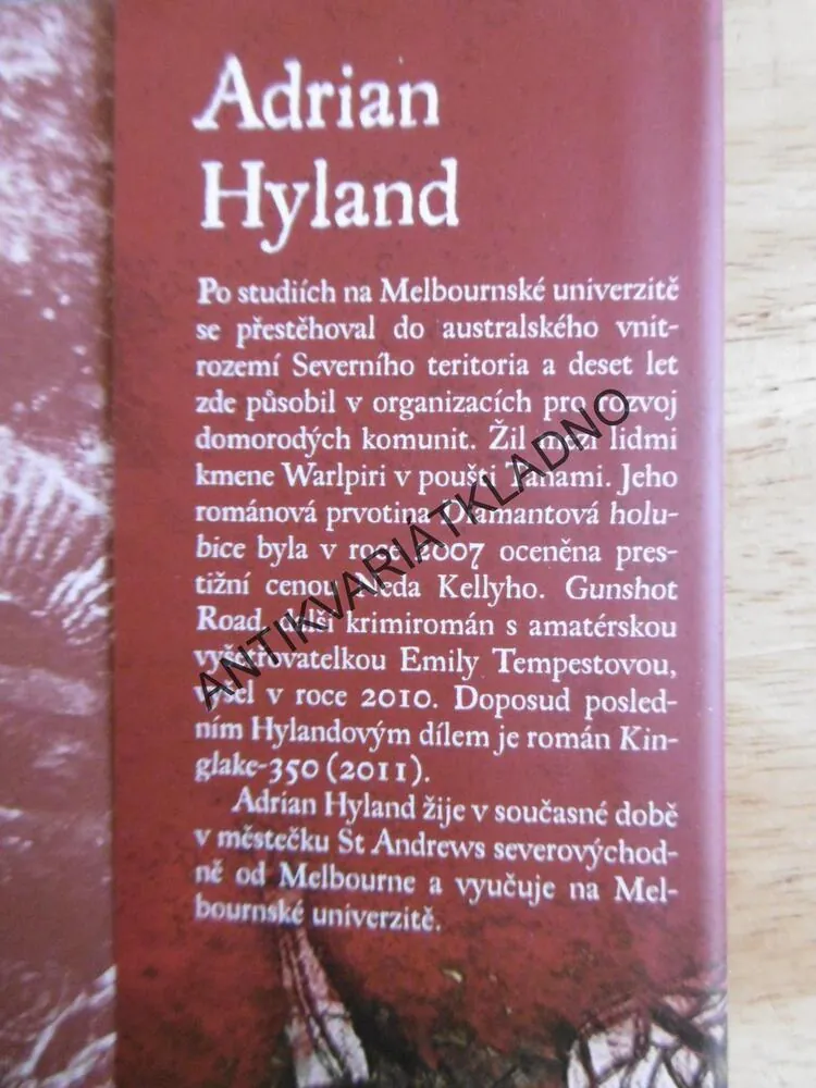 DIAMANTOVÁ HOLUBICE, ADRIAN HYLAND, **an
