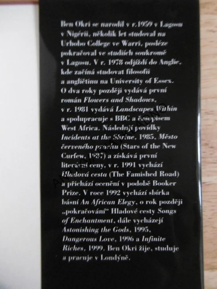 MĚSTO ČERVENÉHO PRACHU, BEN OKRI, **an