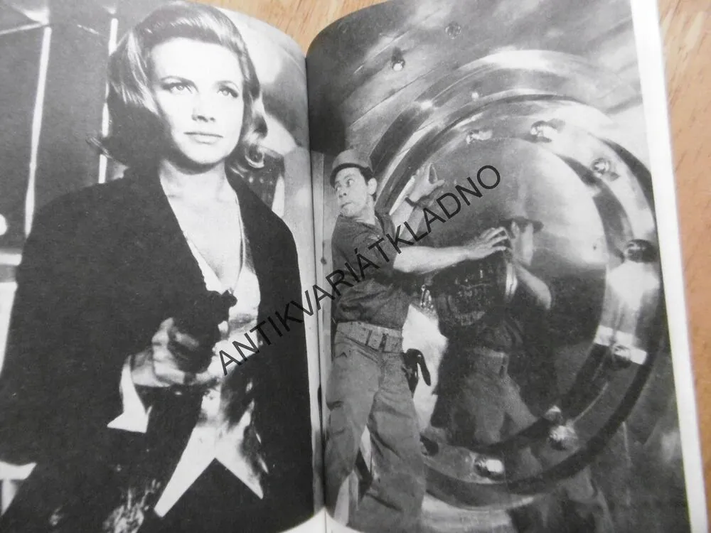 ZLATÝ FANTOM, IAN FLEMING, JAMES BOND 007