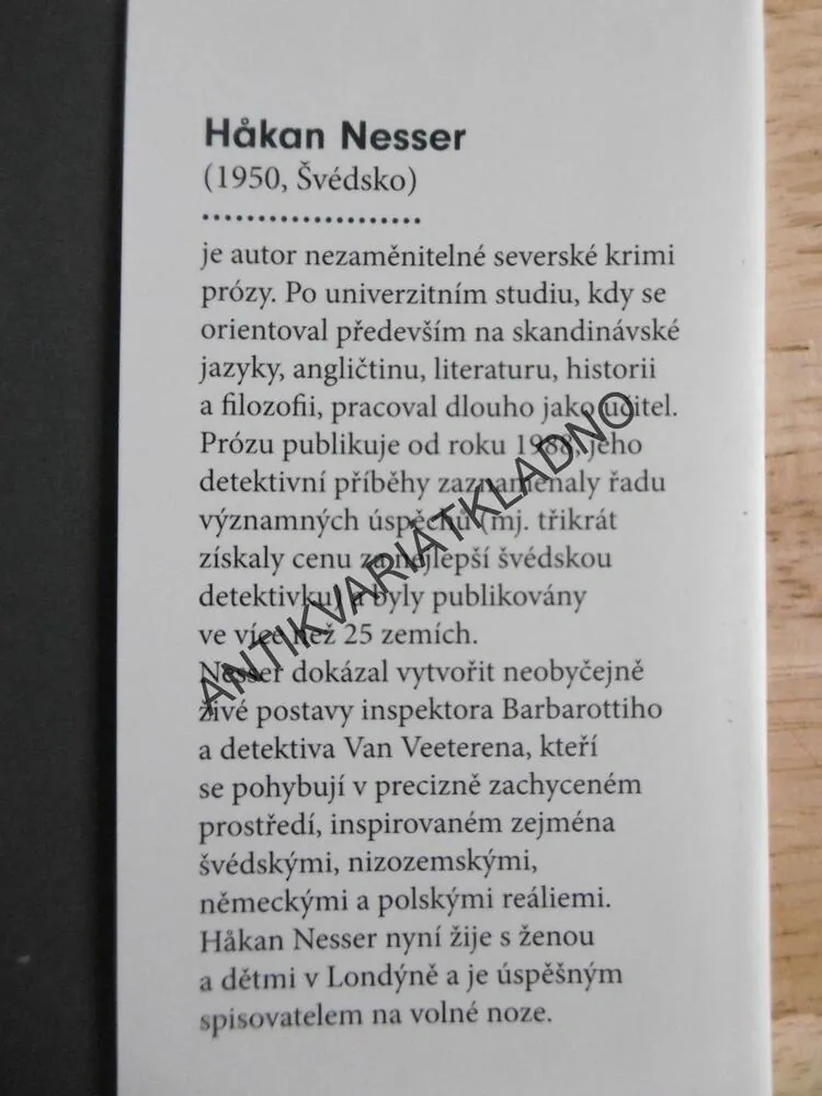MUŽ BEZ PSA, HAKAN NESSER, **an