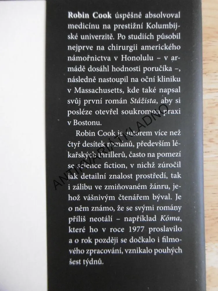 ŠARLATÁNI, ROBIN COOK, **an