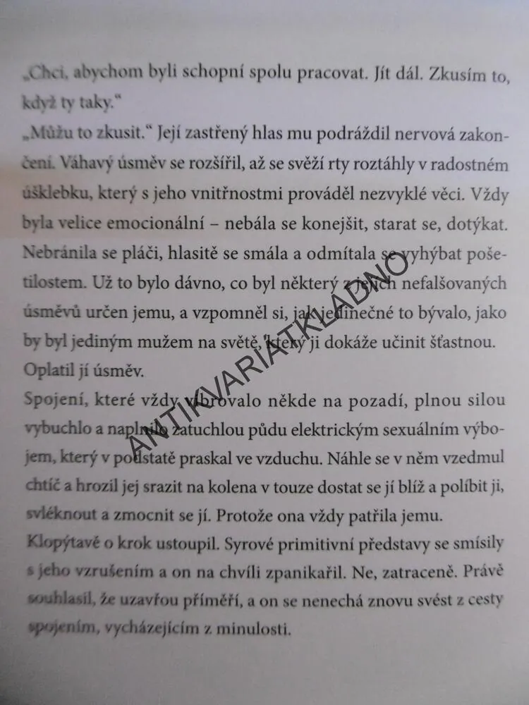 MILUJ MĚ VŠÍM, JENNIFER PROBSTOVÁ, **an