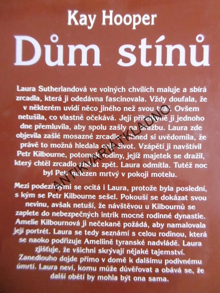 DŮM STÍNŮ, KAY HOOPER, **an