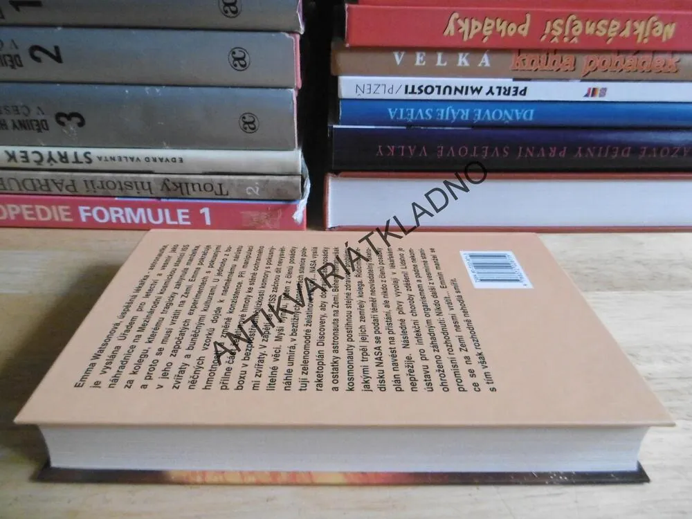 GRAVITACE, TESS GERRITSENOVÁ, **an