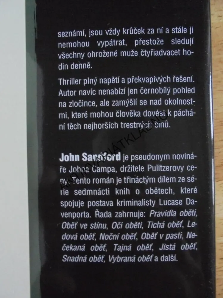 SMRTELNÁ OBĚŤ, JOHN SANDFORD