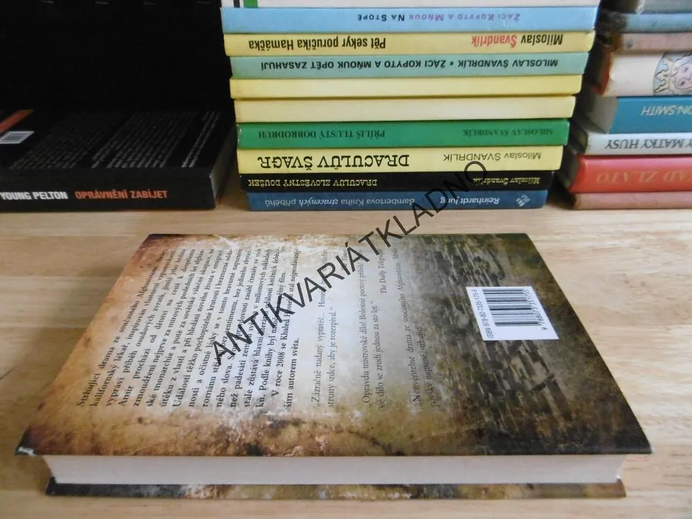 LOVEC DRAKŮ, KHALED HOSSEINI, **an