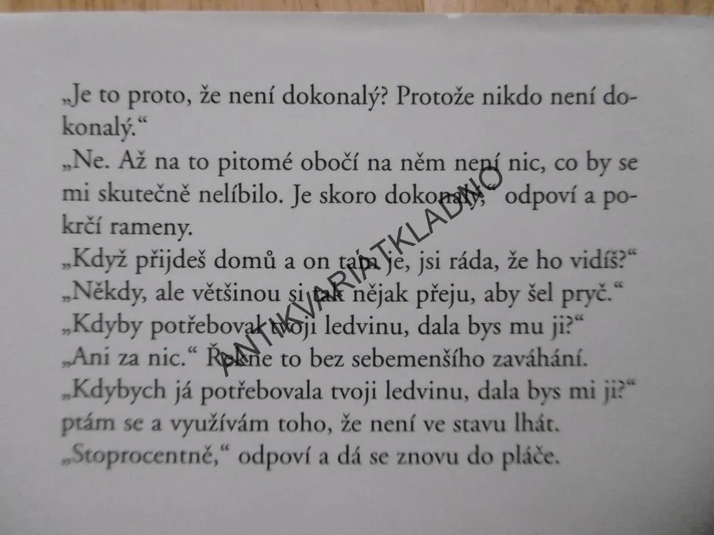 STRACH MILOVAT, JULIE BUXBAUMOVÁ, **an