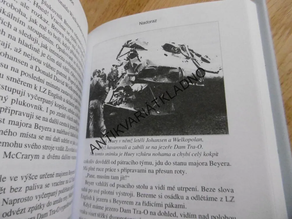 NADORAZ, TOM A. JOHNSON, VZPOMÍNKY PILOTA VRTULNÍKU HUEY Z VIETNAMSKÉ VÁLKY, **an