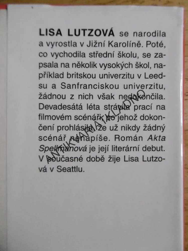 AKTA SPELLMANOVÁ, LISA LUTZOVÁ, **an