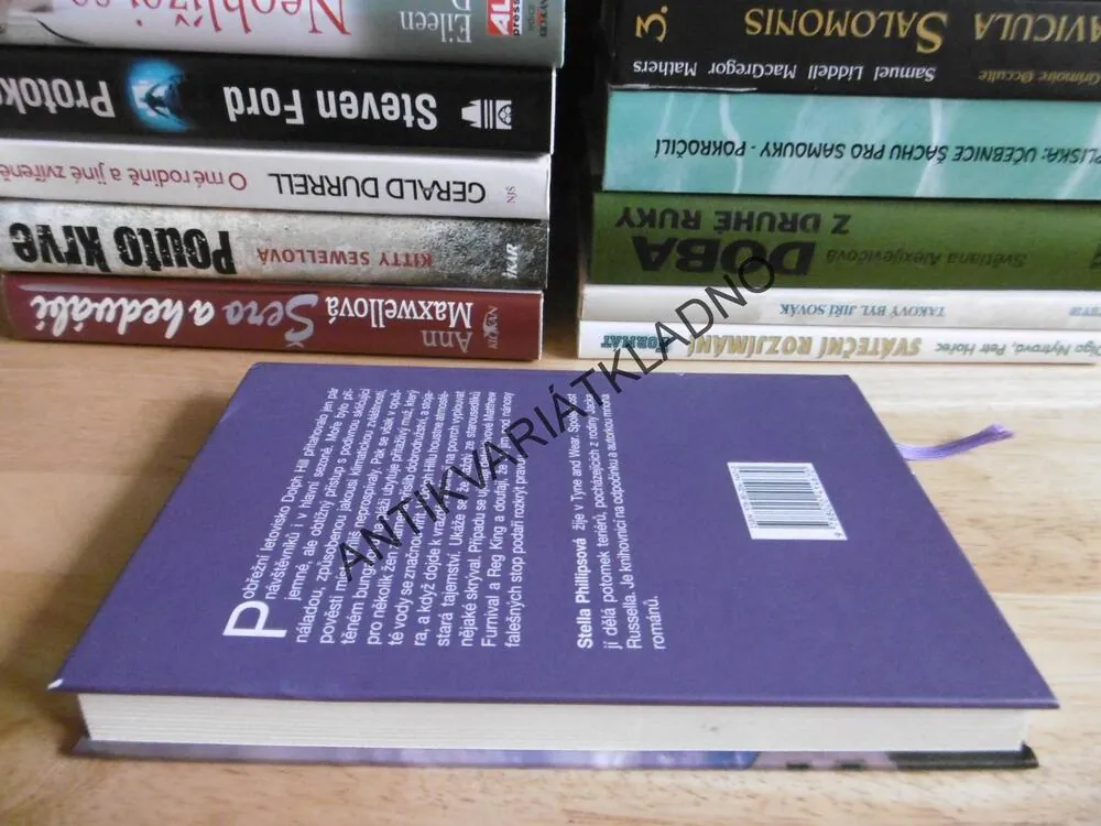 TAJEMSTVÍ TŘÍ, STELLA PHILLIPSOVÁ, **an