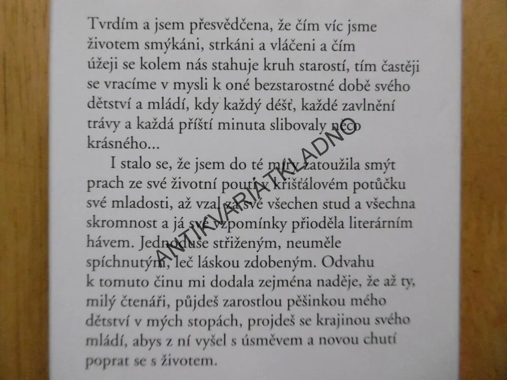 VŮNĚ POSEČENÉ TRÁVY, IVANKA DEVÁTÁ, **an