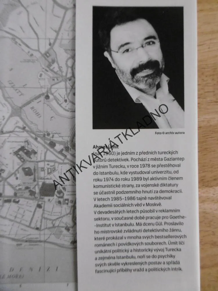 ISTANBULSKÉ MEMENTO, AHMET ÜMIT, **an