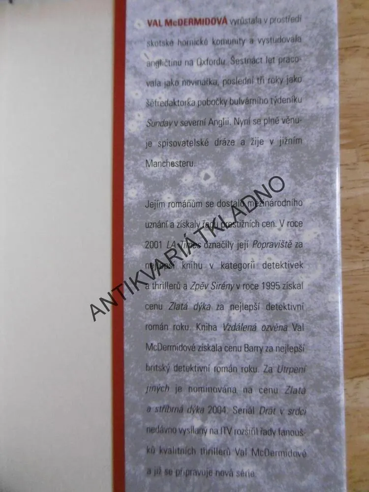 UTRPENÍ JINÝCH, VAL MCDERMIDOVÁ, **an