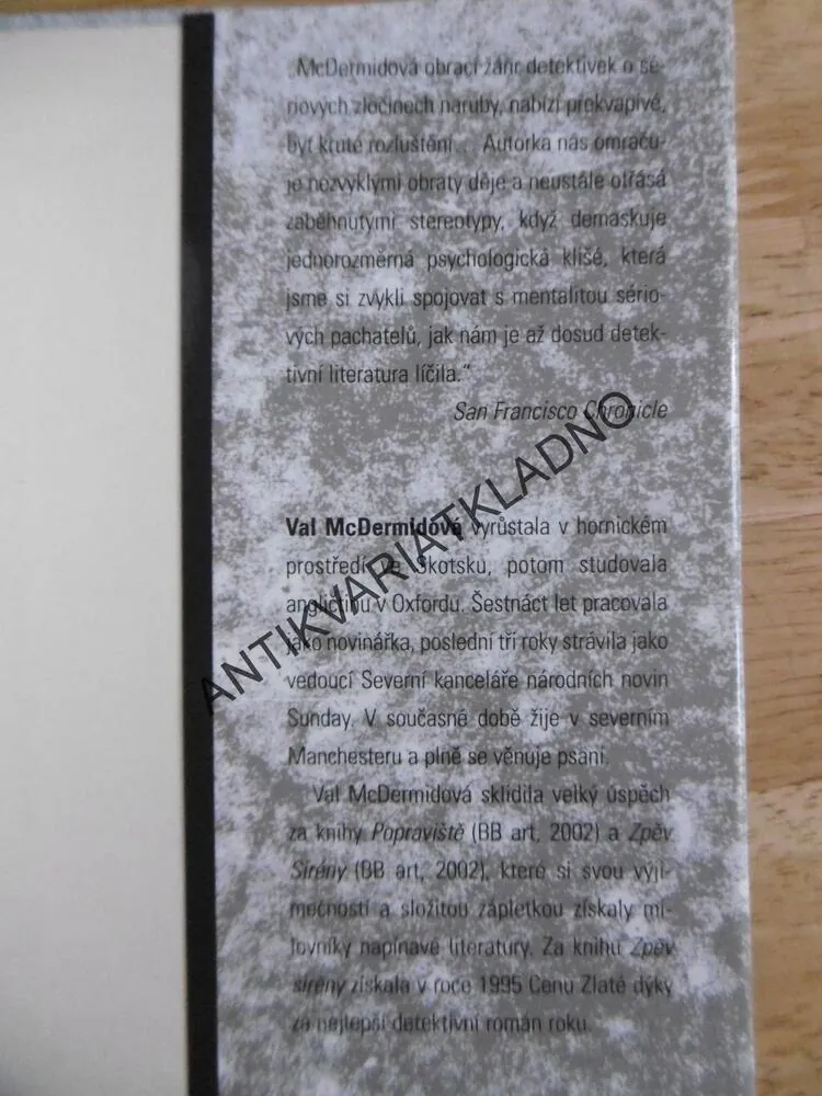 DRÁT V SRDCI, VAL MCDERMIDOVÁ, **an