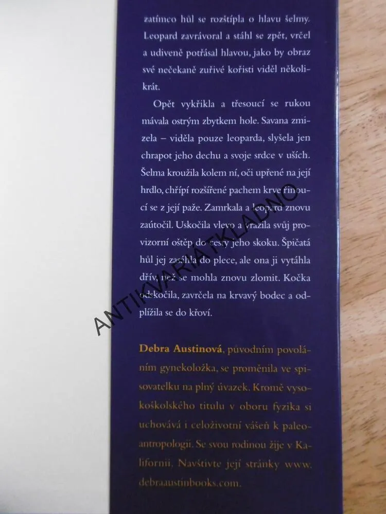 DCERA KURY, DEBRA AUSTINOVÁ, **an