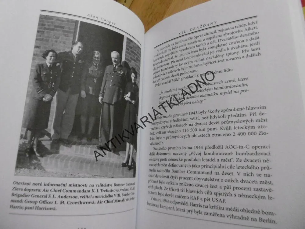 CÍL: DRÁŽĎANY, ALAN COOPER, **an