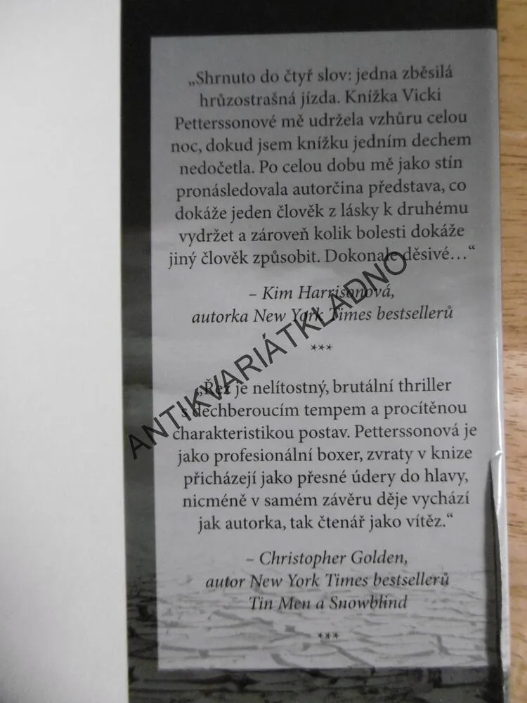 ŘEZ, VICKI PETTERSSONOVÁ, **an