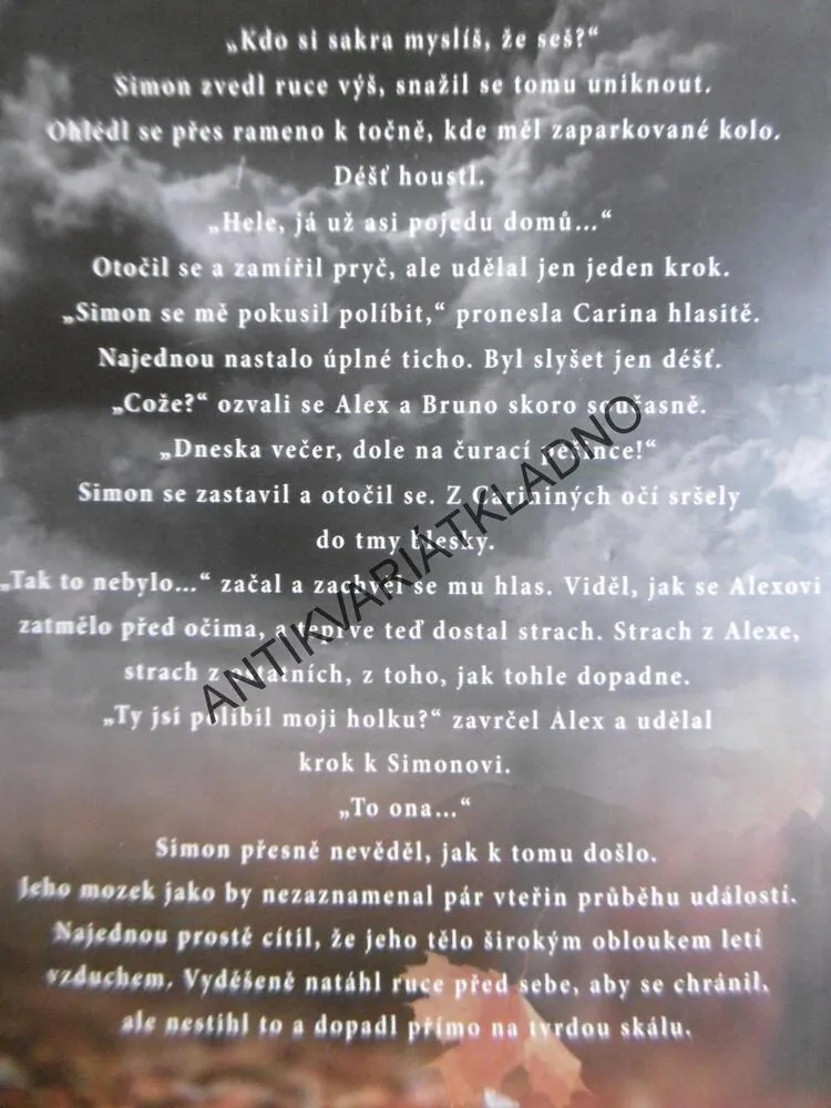 PODZIMNÍ PŘÍPAD, ANDERS DE LA MOTTE, **an