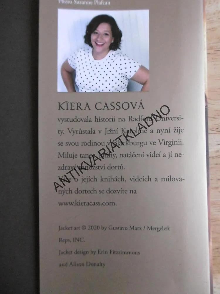 ZASLÍBENÁ, KIERA CASSOVÁ, **an