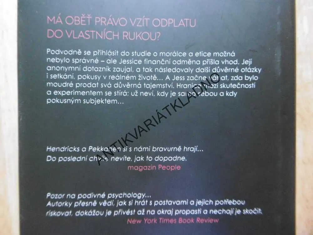 ANONYMNÍ DÍVKA, GREER HENDRICKS, **an