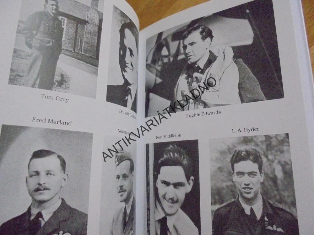 UDEŘ TVRDĚ A PŘESNĚ, RALPH BARKER, VÁLKA LETECTVÍ