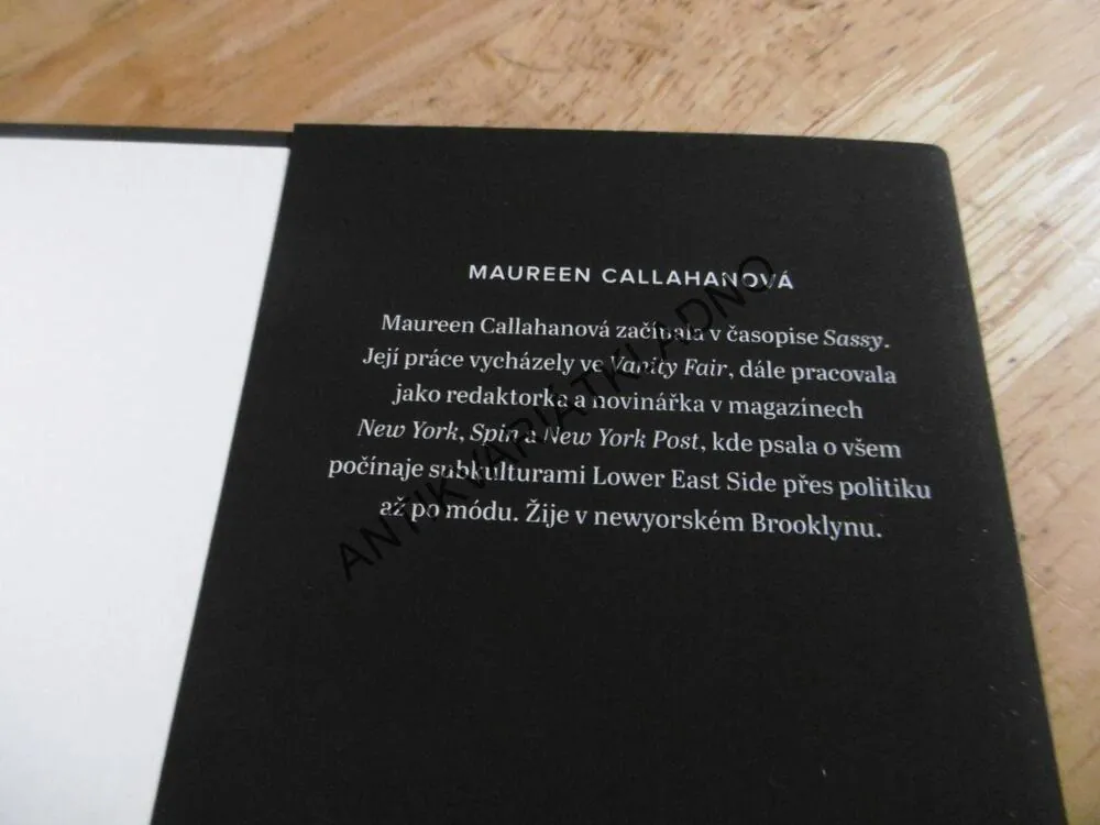CHAMPAGNE SUPERNOVY, KATE MOSSOVÁ, ALEX. MCQUEEN, MARC JACOBS, **an