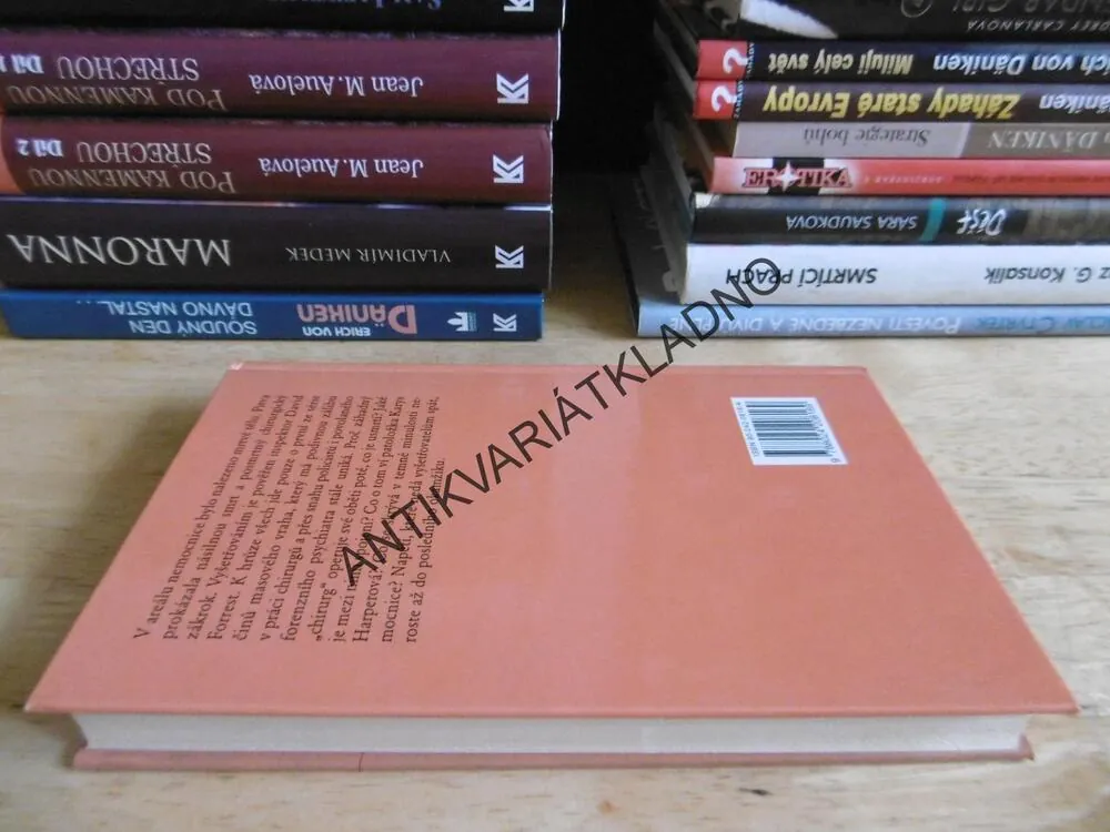 FATALNÍ ŘEZ, PRISCILLA MASTERSOVÁ, **an