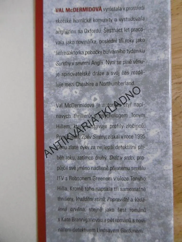 HROB TETOVANÉHO, VAL MCDERMIDOVÁ, **an