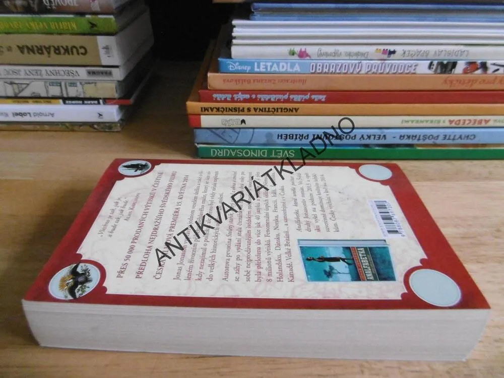 STOLETÝ STAŘÍK, KTERÝ VYLEZL Z OKNA A ZMIZEL, JONAS JONASSON, **an