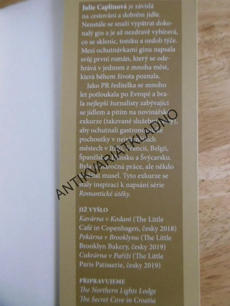 CUKRÁRNA V PAŘÍŽI, JULIE CAPLINOVÁ, **an