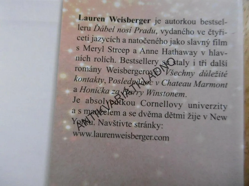 POMSTA NOSÍ PRADU, LAUREN WEISBERGEROVÁ, **an
