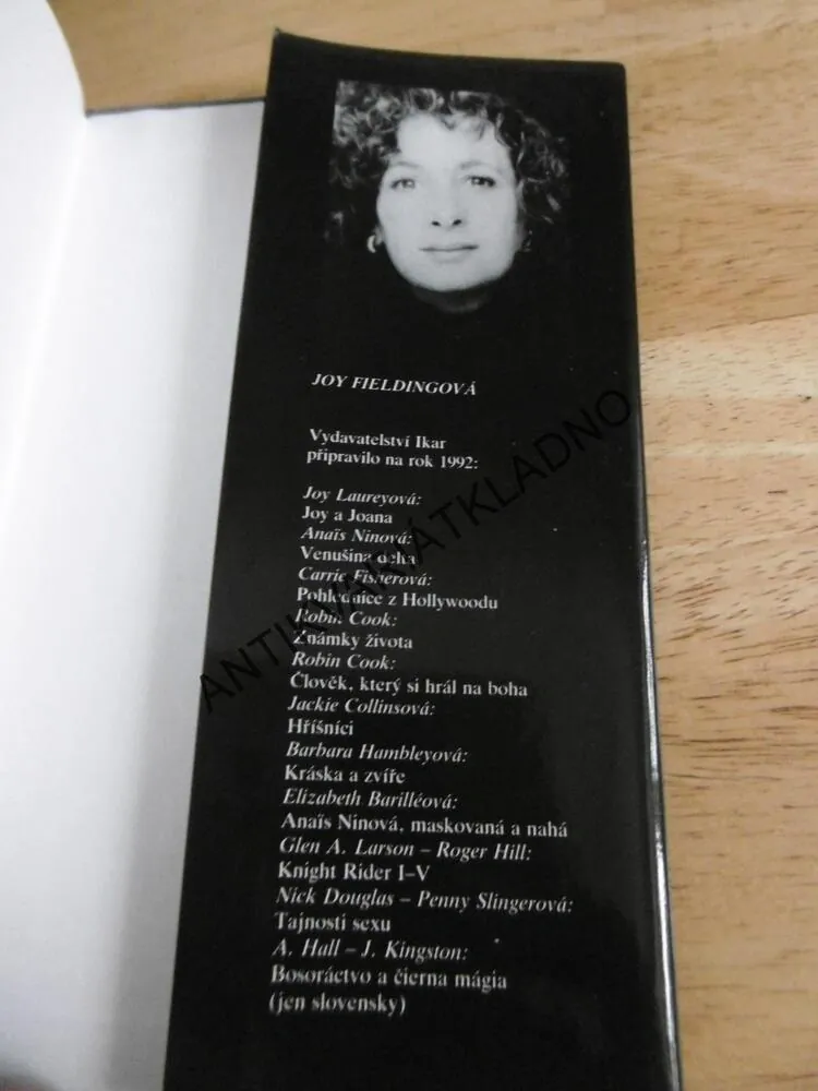 JANE UTÍKÁ, JOY FIELDINGOVÁ, **an